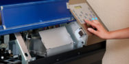 an der Druckmaschine an der Druckmaschine